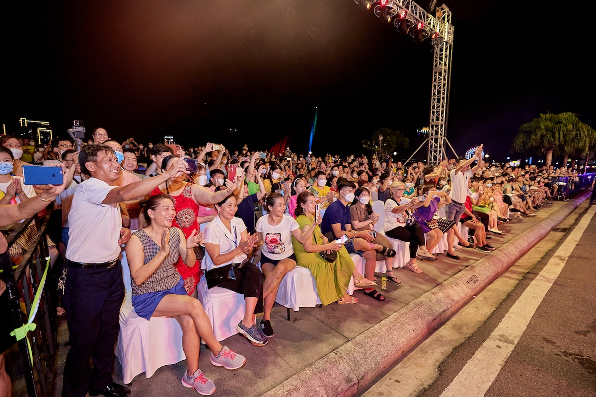 Đà Nẵng “bùng nổ” trong đêm mở màn lễ hội Carnival đường phố Sun Fest 10