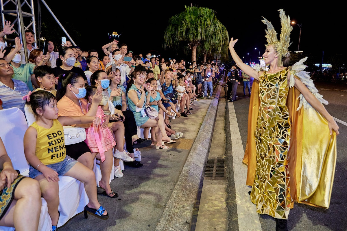 Đà Nẵng “bùng nổ” trong đêm mở màn lễ hội Carnival đường phố Sun Fest 7