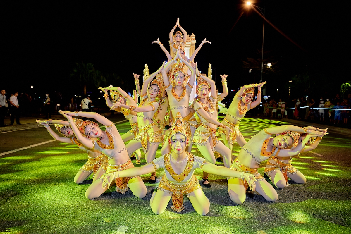 Đà Nẵng “bùng nổ” trong đêm mở màn lễ hội Carnival đường phố Sun Fest 9