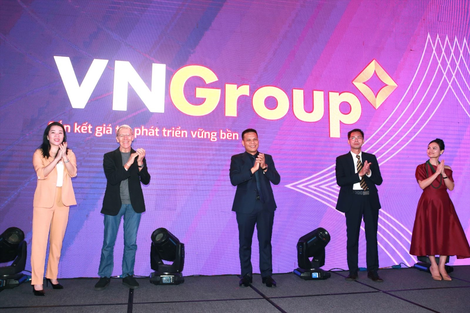 VNGroup ra mắt bộ nhận diện thương hiệu mới 1