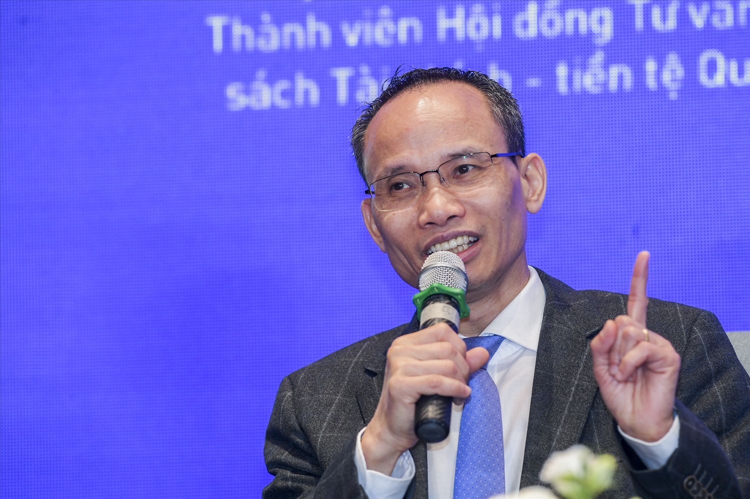 Kinh tế Việt Nam phục hồi trong khó khăn