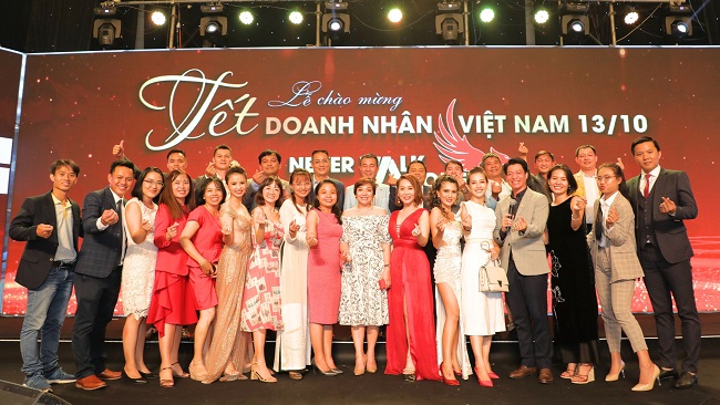 CLB 2030 đấu giá bức tranh Tỷ Đô chào mừng ngày Doanh nhân Việt Nam