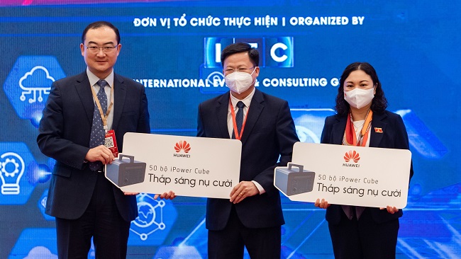 Huawei Việt Nam tặng 100 bộ trạm sạc dự phòng di động cho Bắc Kạn và Hoà Bình