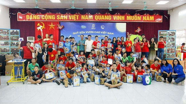 Vinamilk và Quỹ sữa Vươn cao Việt Nam tổ chức trung thu cho trẻ em kém may mắn