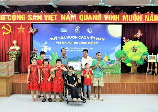 Vinamilk và Quỹ sữa Vươn cao Việt Nam tổ chức trung thu cho trẻ em kém may mắn 1