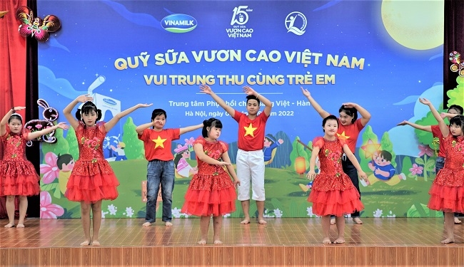 Vinamilk và Quỹ sữa Vươn cao Việt Nam tổ chức trung thu cho trẻ em kém may mắn 2