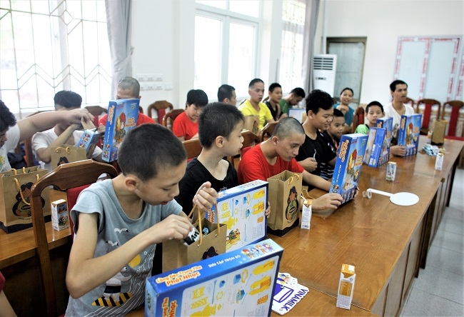 Vinamilk và Quỹ sữa Vươn cao Việt Nam tổ chức trung thu cho trẻ em kém may mắn 3