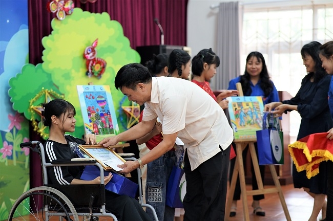 Vinamilk và Quỹ sữa Vươn cao Việt Nam tổ chức trung thu cho trẻ em kém may mắn 5