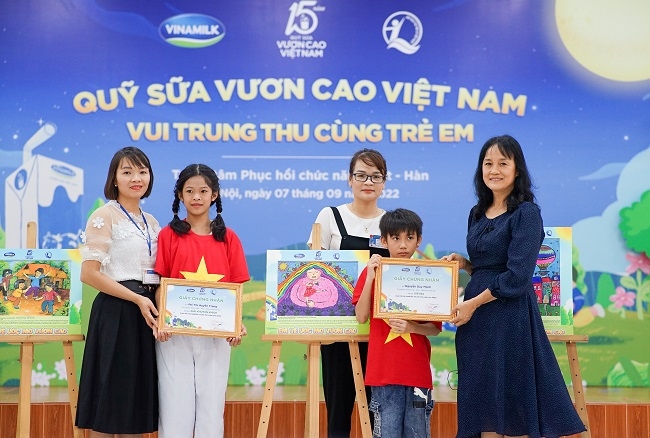 Vinamilk và Quỹ sữa Vươn cao Việt Nam tổ chức trung thu cho trẻ em kém may mắn 6