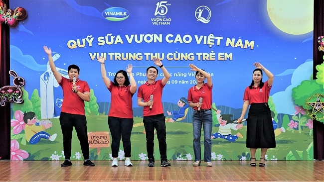 Vinamilk và Quỹ sữa Vươn cao Việt Nam tổ chức trung thu cho trẻ em kém may mắn 7