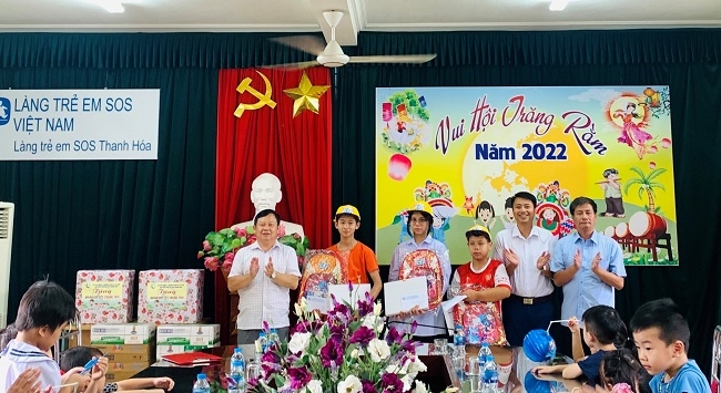 Vinamilk và Quỹ sữa Vươn cao Việt Nam tổ chức trung thu cho trẻ em kém may mắn 8