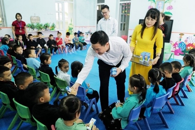 Khởi động Quỹ sữa vươn cao Việt Nam 2023: Tiếp tục trao 1,5 triệu hộp sữa cho gần 17.000 trẻ em 7