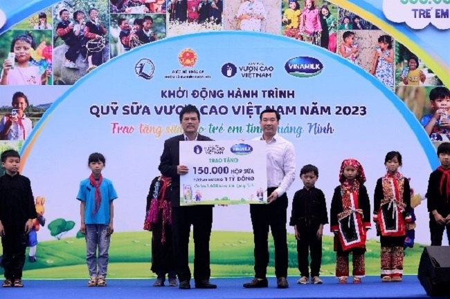 Khởi động Quỹ sữa vươn cao Việt Nam 2023: Tiếp tục trao 1,5 triệu hộp sữa cho gần 17.000 trẻ em 1