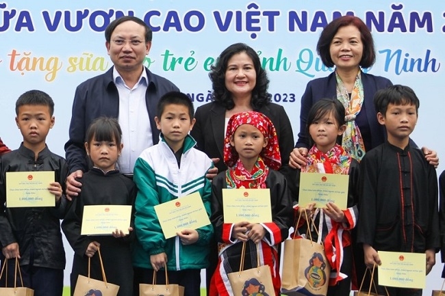 Khởi động Quỹ sữa vươn cao Việt Nam 2023: Tiếp tục trao 1,5 triệu hộp sữa cho gần 17.000 trẻ em 2