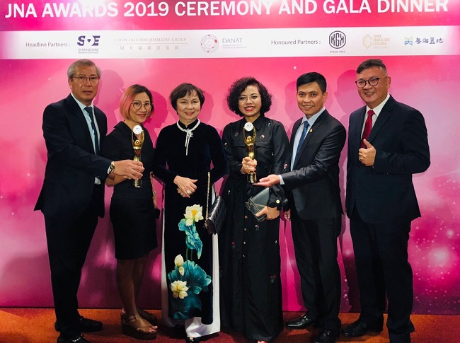  Chủ tịch PNJ Cao Thị Ngọc Dung nhận giải Oscar của ngành kim hoàn châu Á